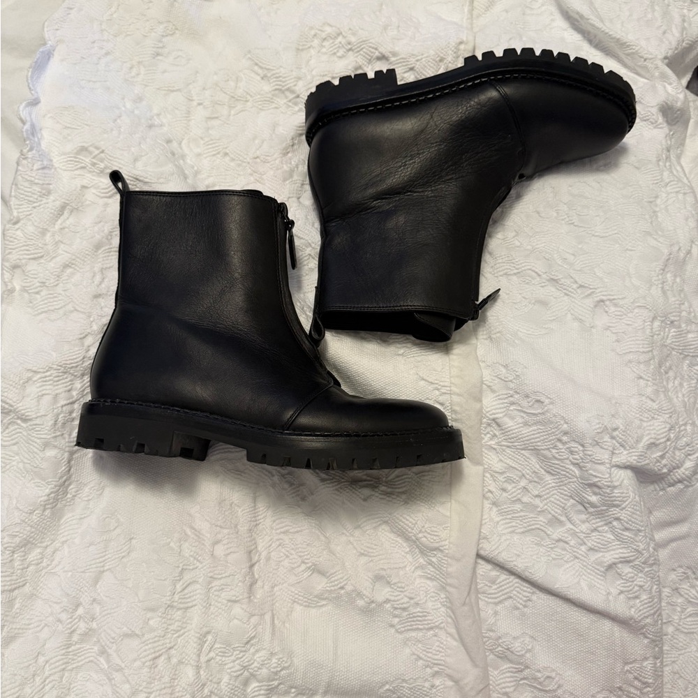 Vince Black Leather Detail